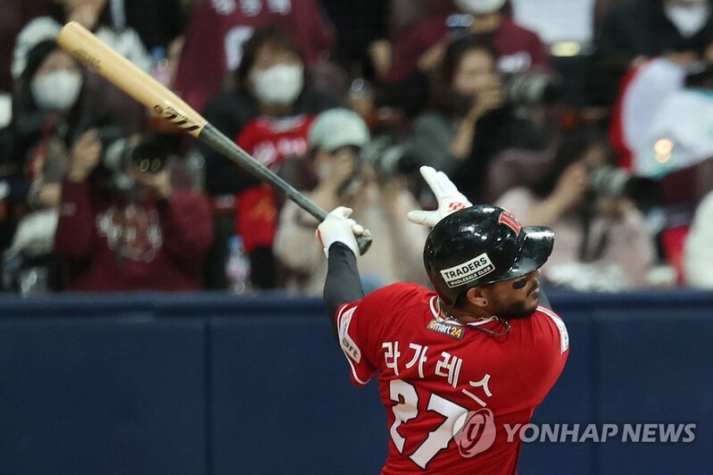 Gold Glove-winning outfielder delivers key homer in Korean Series win