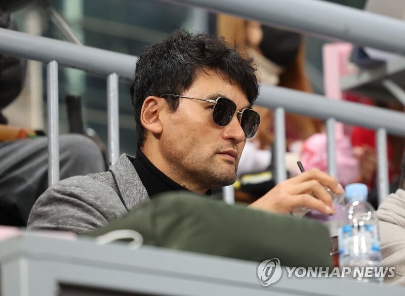 Ex-MLB pitcher Park Chan-ho cheers for friend in Korean Series game