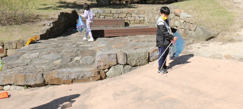 '산책 즐기며 쓰레기 주워요'…경기 명소 곳곳서 '플로깅' 눈길