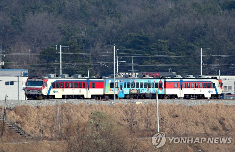 Train derails in central Seoul, injuring 30 passengers