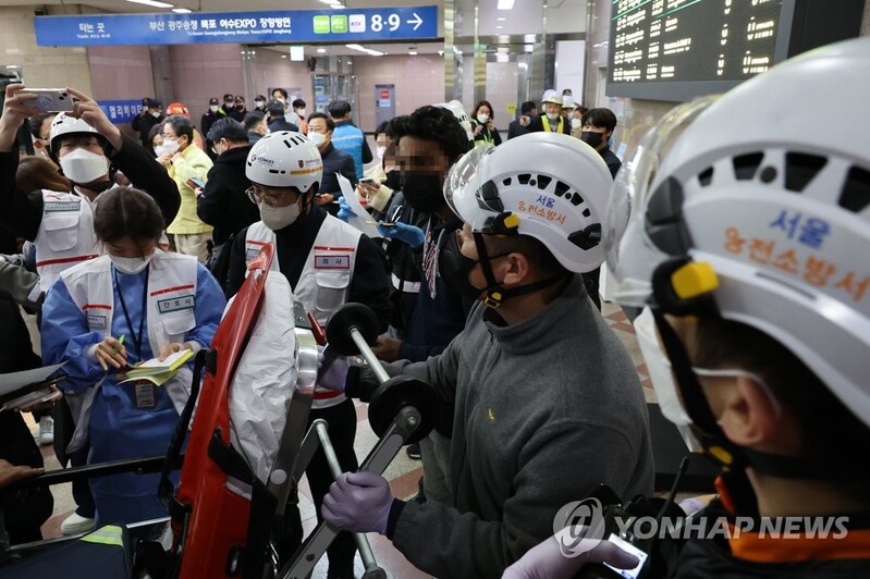 (LEAD) Train derails in central Seoul, injuring 30 passengers