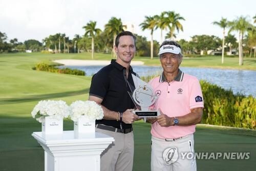 65세 랑거, 시니어 투어 최고령 우승 기록 또 경신