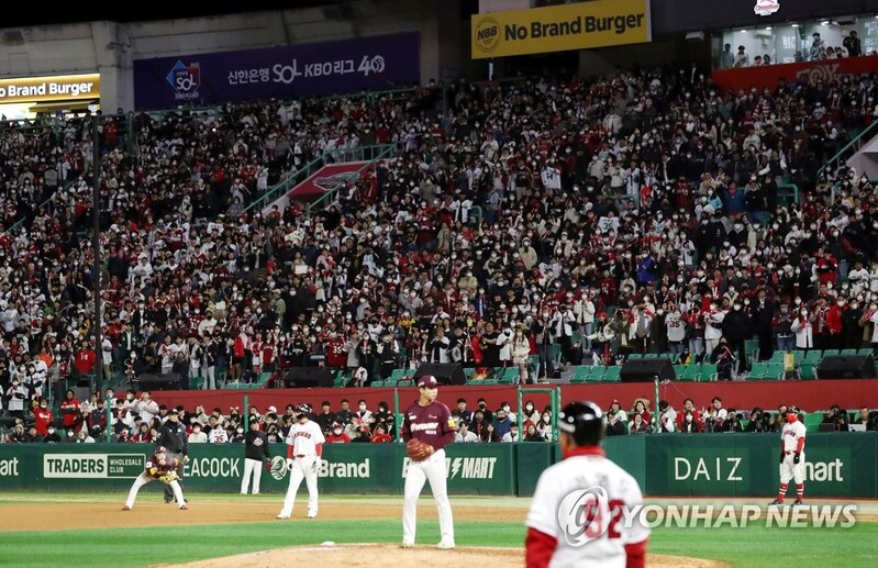 Cheering to resume in baseball championship series after end of mourning period