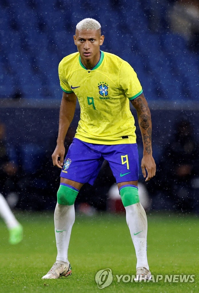 부상 잊고 펄쩍 뛴 히샤를리송…연인에게 프러포즈한 페드루