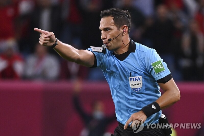 카타르 월드컵 나설 주심, 아르헨티나 경기서 10명에 레드카드