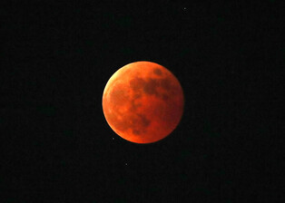 [Moment to Focus] Total lunar eclipse