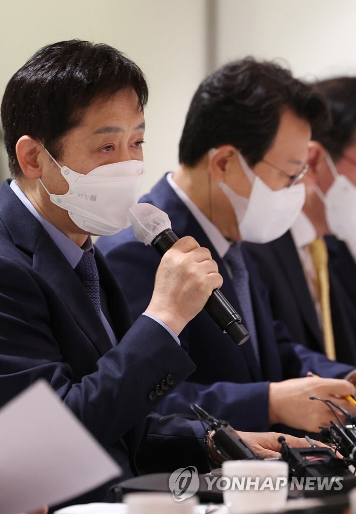 (LEAD) Top regulator, bank chiefs vow to cooperate in stabilizing debt market amid credit crunch woes