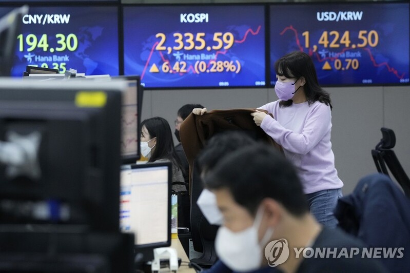 (LEAD) Foreigners turn net buyers of Korean stocks in Oct. on dip-buying