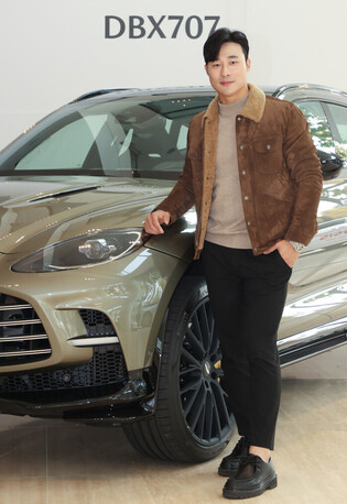 [Moment to Focus] San Diego Padres' shortstop with Aston Martin SUV