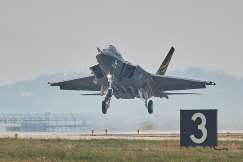 (LEAD) 2nd prototype of KF-21 fighter jet succeeds in maiden flight: arms agency