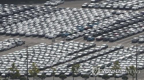 (LEAD) Auto exports jump 28 pct in October on solid demand for eco-friendly cars