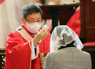 [Moment to Focus] Archbishop's holy communion