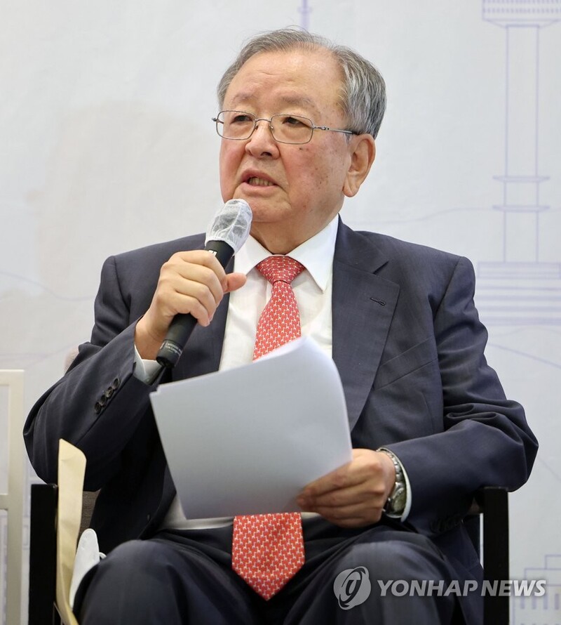 강만수 전 기획재정부 장관, 소설가로 등단