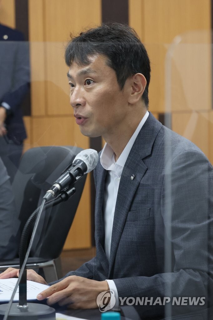 Regulator meets financial holding group leaders, emphasizes shock-cushioning capacity