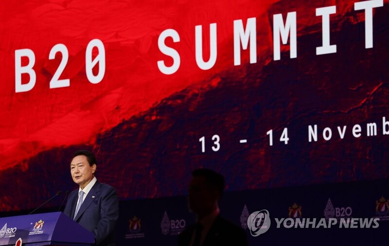 Yoon meets with Korean businesspeople in Indonesia