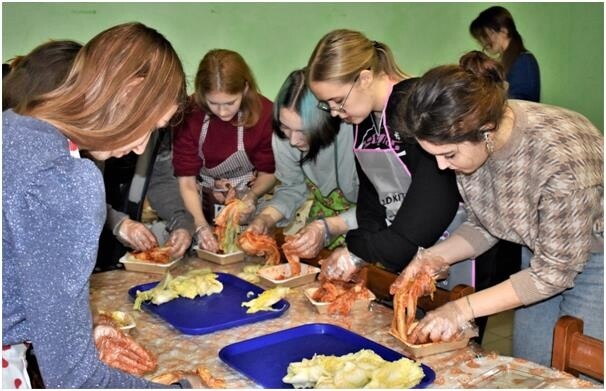 "김치 담그고 맛보며 우호증진"…타타르 한글학교 김치 캠프