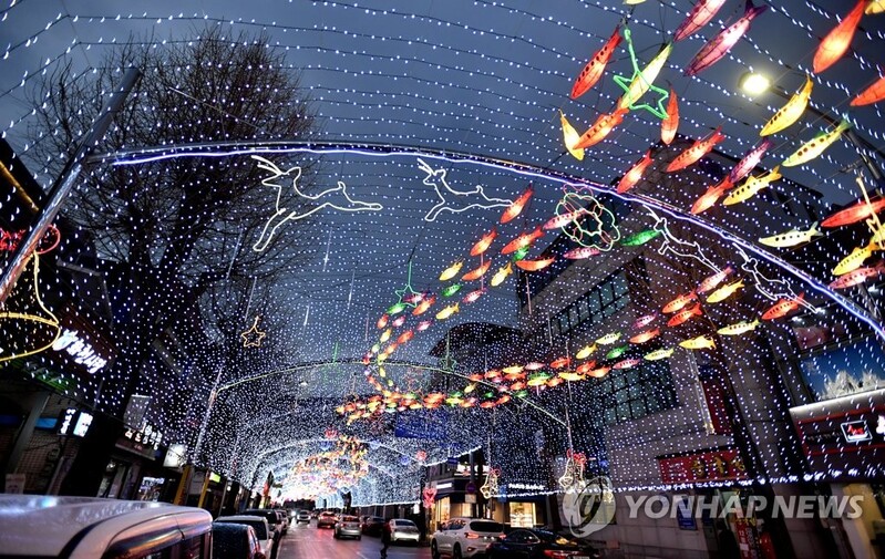화천군, 산천어축제 시즌 돌입…성탄전야 선등거리 점등