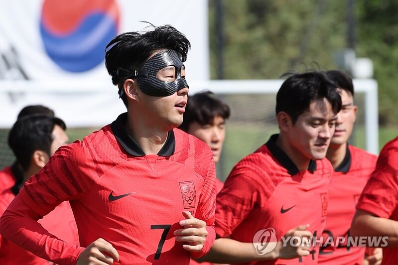 (World Cup) Son Heung-min wears protective mask in 1st training session in Doha