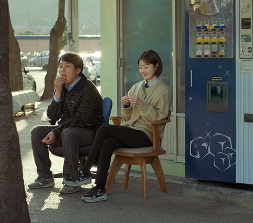 잔잔한 멜로의 귀환…영화 '창밖은 겨울'