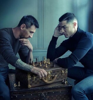 [월드컵] 호날두·메시, 세기의 체스 대결…함께 광고 모델로 나서