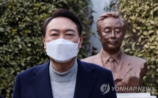 Yoon visits grave of late President Kim Young-sam on death anniversary