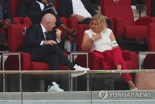 (LEAD) (World Cup) German players stage apparent protest vs. FIFA ban over armband