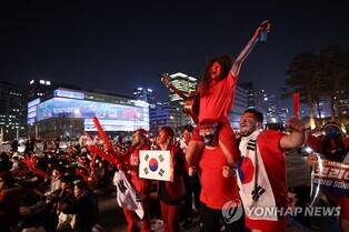 (LEAD) (World Cup) Over 10,000 gather at Gwanghwamun to cheer for S. Korea
