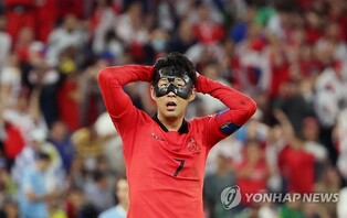 (World Cup) Proud captain Sonny feels 'fine' after physical battle vs. Uruguay