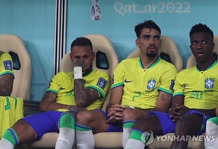 [월드컵] 발목 부상에 눈물 지은 네이마르…8년 전 악몽이 또?