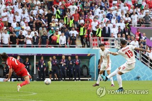 [월드컵] 이란, 아시아 3승째 선물…베일의 웨일스에 2-0 극장승