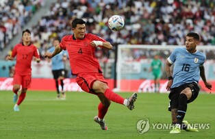 (World Cup) Injured defender Kim Min-jae held out of training for 2nd straight day