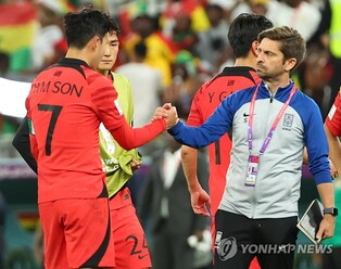 (World Cup) S. Korea assistant coach cries 'lack of fairness'