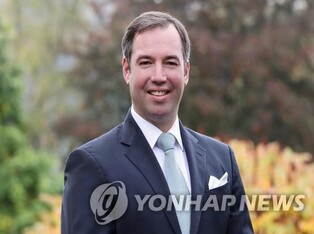 (LEAD) Luxembourg crown price meets Korean War veteran