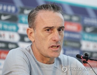 (LEAD) (World Cup) S. Korea coach Bento apologizes to players for outburst after Ghana loss