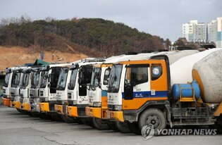 (2nd LD) Biz community urges truckers to stop strike, come to table for talks