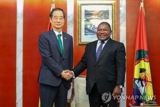 PM discusses resource cooperation with Mozambique president
