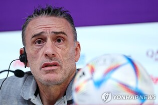 (World Cup) Suspended S. Korea coach has trust in staff