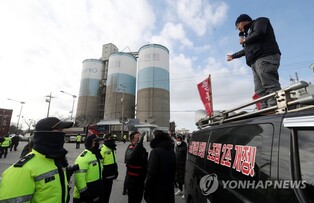 Trade body mulls filing compensation suit against striking truckers