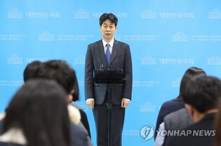 Ruling party slams ex-President Moon for criticizing probe into slain official case