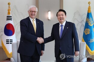 Yoon meets with head of U.S. think tank