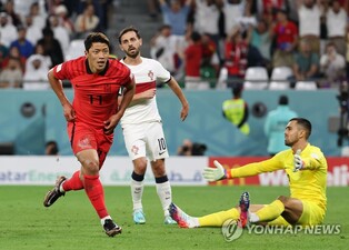 (World Cup) Injury and all, midfielder Hwang Hee-chan delivers momentous goal for S. Korea