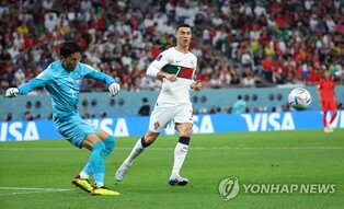 (World Cup) S. Korean goalkeeper pinching himself after securing knockout ticket