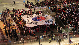 [Moment to Focus] Soccer fans at Gwanghwamun