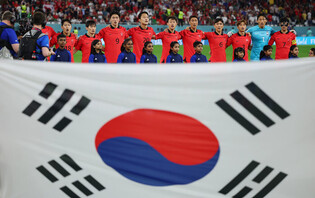 [Moment to Focus] Singing national anthem