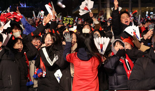 [Moment to Focus] Soccer fans shout with joy after Kim Young-gwon's equalizer