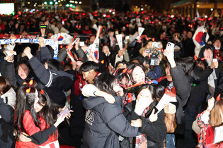 [Moment to Focus] Red Devils cheer after S. Korea advances to last 16