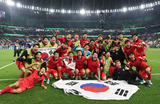 [Moment to Focus] S. Korea soccer team advances to round of 16 at FIFA World Cup