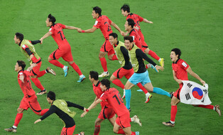 [Moment to Focus] Flying Taegeukgi in celebration