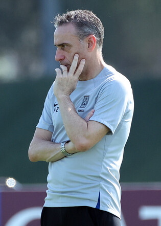 [Moment to Focus] Coach Bento watches practice