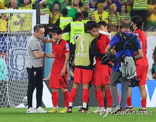 (World Cup) S. Korean players thank departing coach for 4 memorable years